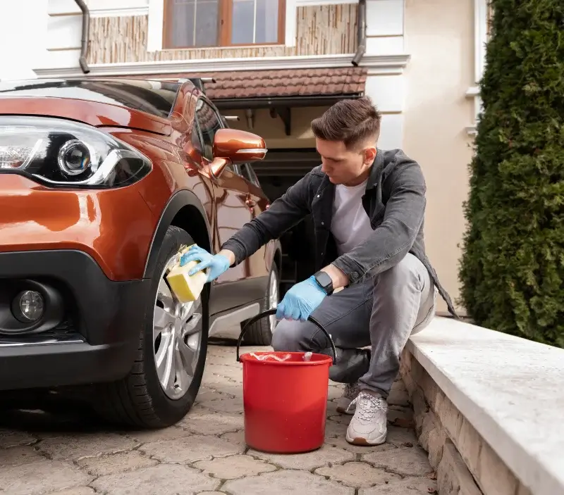 Lavage auto à domicile Saint-Étienne-la-Varenne : professionnel intervenant sur un véhicule